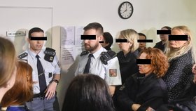 Soud v H. Brodě začal projednávat obžalobu z mučení ve světelské věznici