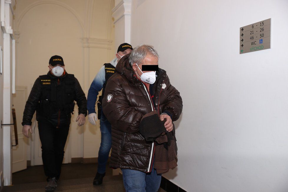 Policie v sobotu zadržela pět lidí v budově Vrchního soudu v Praze. Podezřelí jsou z přijímání úplatků a podplácení. Pro tři podezřelé navrhuje žalobce uvalit vazbu, aby eventuálně nemohli utéct.