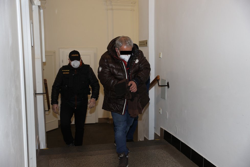 Policie v sobotu zadržela pět lid v budově Vrchního soudu v Praze. Podezřelí jsou z přijímání úplatků a podplácení. Pro tři podezřelé navrhuje žalobce uvalit vazbu, aby eventuálně nemohli utéct.