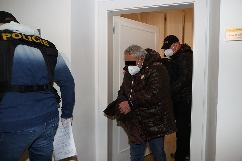 Policie v sobotu zadržela pět lid v budově Vrchního soudu v Praze. Podezřelí jsou z přijímání úplatků a podplácení. Pro tři podezřelé navrhuje žalobce uvalit vazbu, aby eventuálně nemohli utéct.