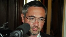 Soudce Tomáš Kurfiřt musel Onderku po roce vazby pustit na svobodu.