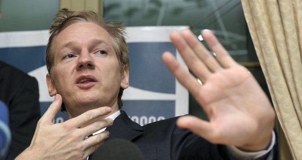 Julian Assange se bránit může, ale pomůže mu to?