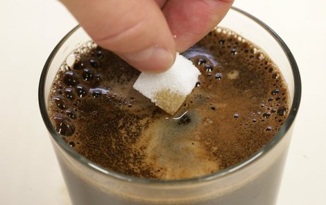 Stačí málo a cukr v kávě se stane symbolem luxusu.