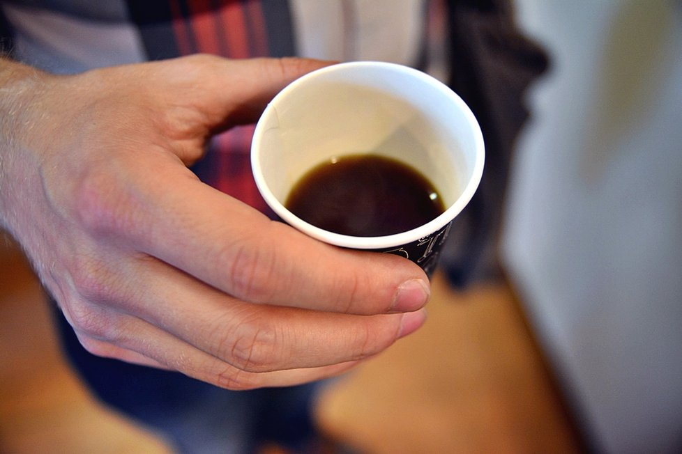 Milovníci kávy se tlačili v Hybernské. Snažili se během dne ochutnat co největší množství té nejkvalitnější kávy.