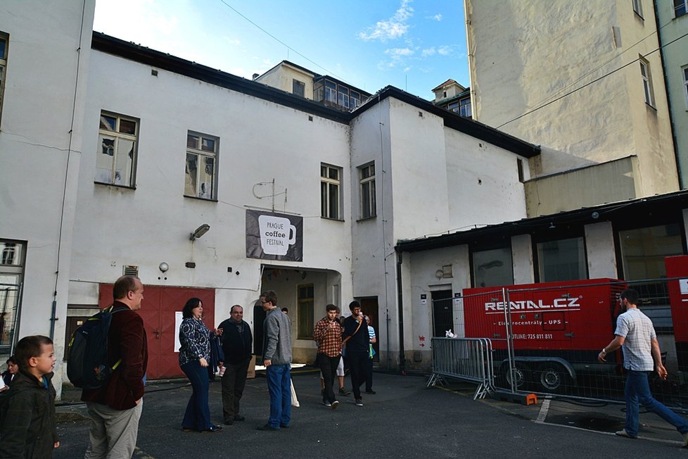 Milovníci kávy se tlačili v Hybernské. Snažili se během dne ochutnat co největší množství té nejkvalitnější kávy.