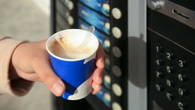 Pracovnice si na letišti koupila kávu: V nápoji byl hmyz! Upadla do anafylaktického šoku