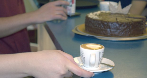 Týden kávy se letos konal výlučně v samotných kavárnách. Nabízely různé speciality i klasické „kafe“.