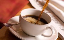 Vědci spočítali, v kolik hodin je pití kávy zdravé… Trefujete se do správné doby?