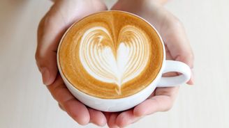 Jak pití kávy ovlivňuje vaši krásu? Kde pomáhá a kde si dávat pozor?