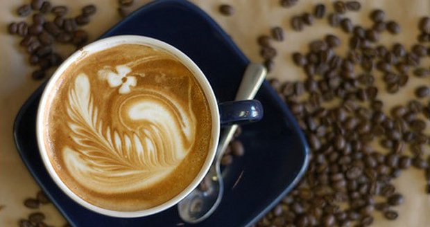 Káva zdobená technikou Latte art