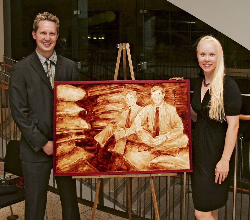 Andrew (vlevo) a Angel se malováním obrazů kávou živí už deset let