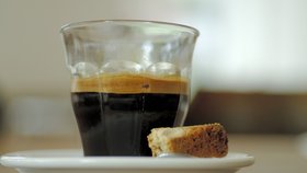 Dobrou kávu poznáte podle bohaté pěny na povrchu.