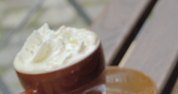 Z espressa můžete přidáním našlehaného mléka vytvořit báječné cappucino a oslnit tak všechny příchozí návštěvníky.  Kávu šleháme pod napařovací tryskou do 160 stupňů Celsia.