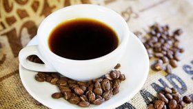 Káva, jeden z nejoblíbenějších a nejrozšířenějších nápojů na světě. (ilustrační foto)