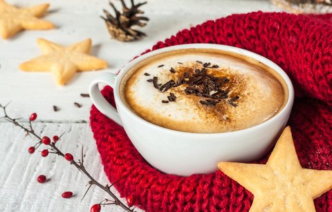 Zařejte se vánoční kávou: S příchutí perníčků nebo máty a čokolády