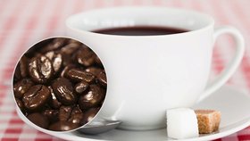 Káva s cukrem i bez něj snižuje riziko předčasného úmrtí, tvrdí studie. Co na to čeští lékaři? 