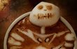Latte Art povýšil Japonec Kazuki Yamamato, který kávu zdobí zajímavými 3D sochami z mléčné pěny. Vytvořit jednu figurku mu zabere asi 3 až 5 minut.