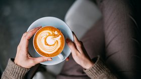 Psychologický test: Zamíchejte si kávu či čaj a zjistěte, co o vás prozradí lžička!