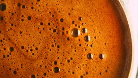 Káva není jen na pití. Praktické tipy, jak ji využít v domácnosti i jako kosmetického pomocníka