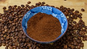 Káva není jen na pití. Praktické tipy, jak ji využít v domácnosti i jako kosmetického pomocníka