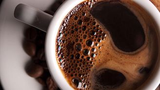 Fascinující: V ranním šálku kávy je ukrytý obrovský chemický vesmír