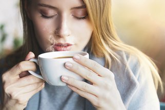 Pití kávy zabraňuje vzniku nepříjemné kožní choroby, tvrdí nová studie