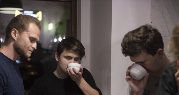 První fáze cuppingu: čichání tzv. suchého aroma kávy