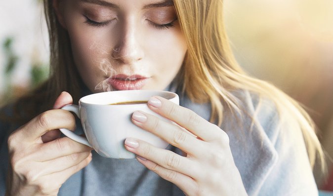 Pití kávy zabraňuje vzniku nepříjemné kožní choroby, tvrdí nová studie
