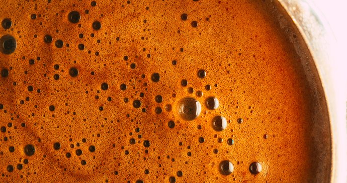 Káva není jen na pití. Praktické tipy, jak ji využít v domácnosti i jako kosmetického pomocníka