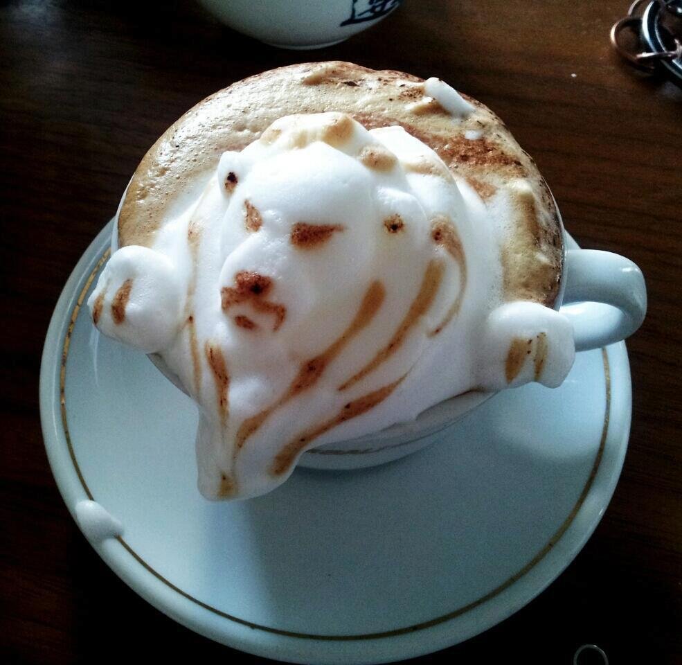 Latte Art povýšil Japonec Kazuki Yamamato, který kávu zdobí zajímavými 3D sochami z mléčné pěny. Vytvořit jednu figurku mu zabere asi 3 až 5 minut.