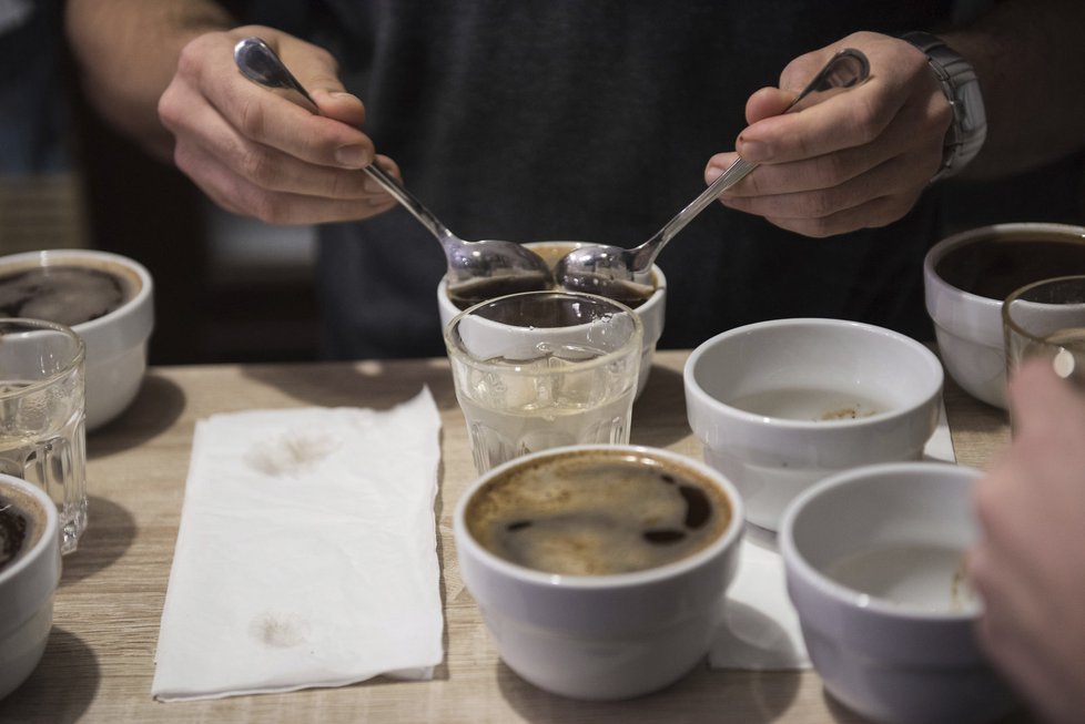 Třetí fáze: Sbírání kávové krusty. Je třeba šálek vyčistit od pěny a zrníček, které plavou na povrchu.