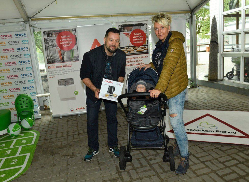 Michal Kavalčík s přítelkyní Zuzanou a synem