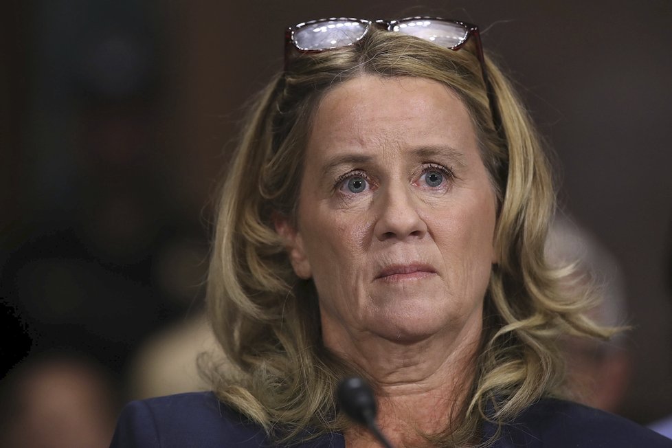 Christine Blaseyová Fordová dnes pod přísahou v právním výboru Senátu USA prohlásila, že kandidát na soudce Nejvyššího soudu Brett Kavanaugh ji jako středoškolák sexuálně napadl.