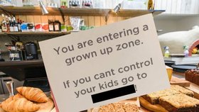 Na ceduli se mohli návštěvníci dočíst: „Vstupujete do zóny dospělých. Pokud nedokážete ovládat svoje děti, jděte ***.“