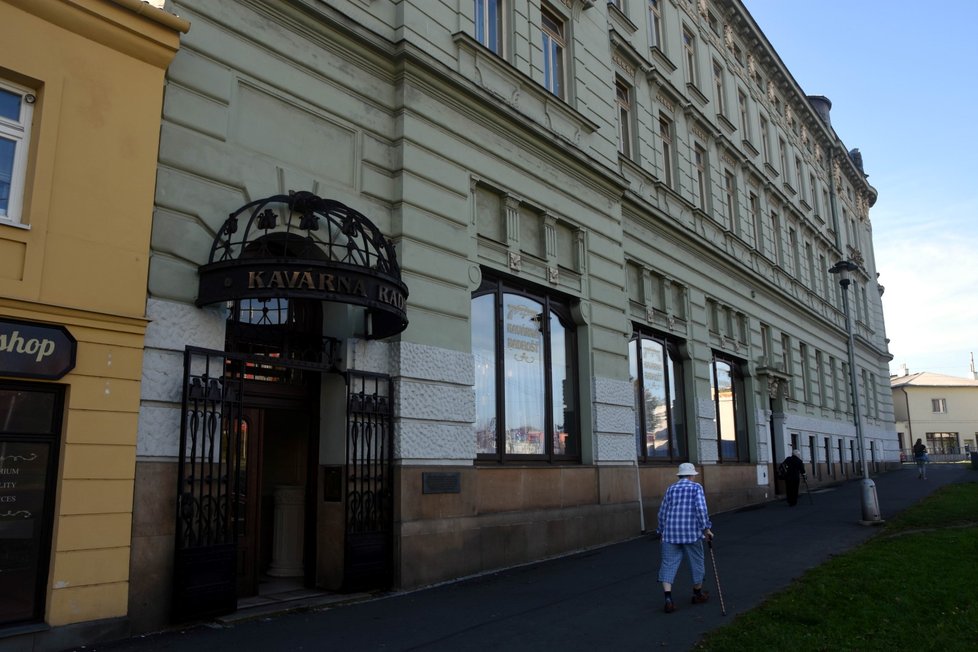 Secesní kavárnu Radhošť ve Frýdku-Místku si pod svá křídla vzala Střední škola gastronomie, oděvnictví a služeb. Chce ji vrátit prvorepublikový lesk.