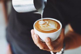 Káva a hubnutí: Skutečně nám kofein pomáhá hubnout, nebo je třeba udělat víc, abychom se dostali na vysněnou váhu?