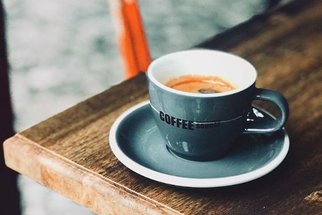 Coffee Source: Vezměte za stylovou kliku z páky od kávovaru a vstupte do kavárny nového tisíciletí