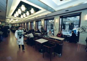 Kavárna Slavia v listopadu 1997.