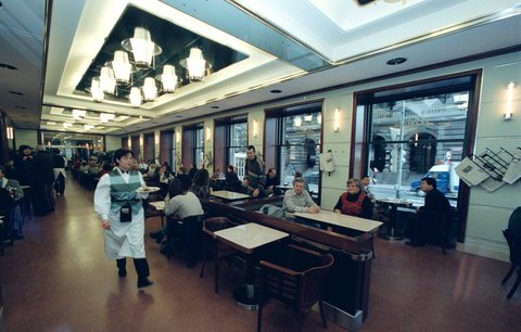 Útočiště umělců i svědek dějin: Proslulá kavárna Slavia se znovu otevřela před 25 lety