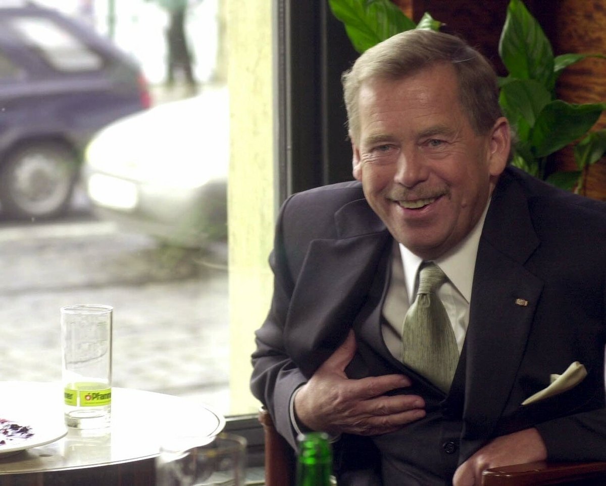 Václav Havel v kavárně Slavia 17. listopadu 1999.