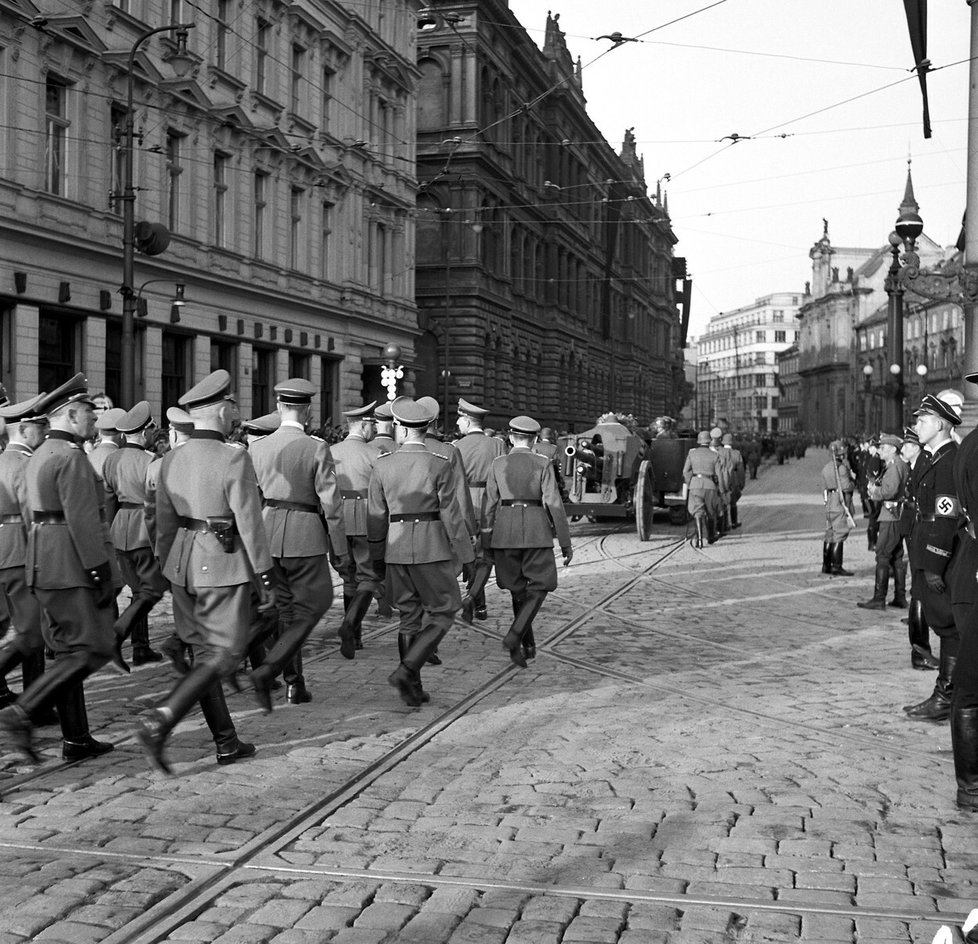 Pohřební průvod s rakví Reinharda Heydricha před budovou dnešní kavárny Slavia. (7. 6. 1942)