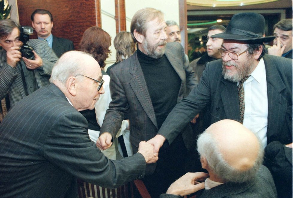 Jiří Kolář a Karol Sidon při otevření kavárny Slavia 17. listopadu 1997.