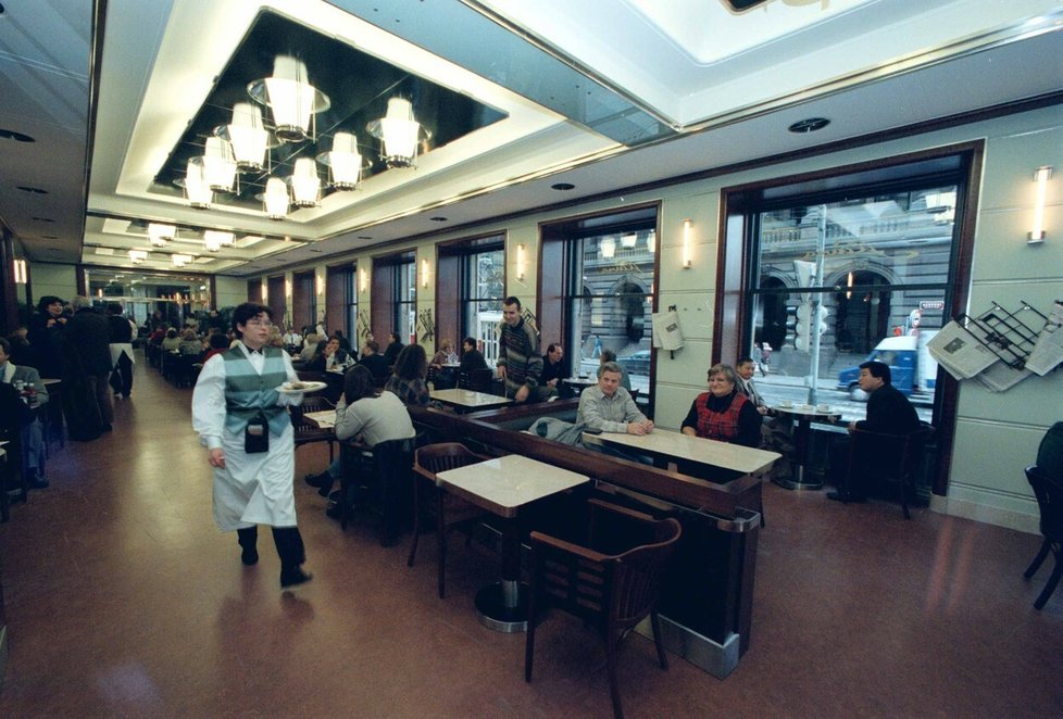 Kavárna Slavia v listopadu 1997.