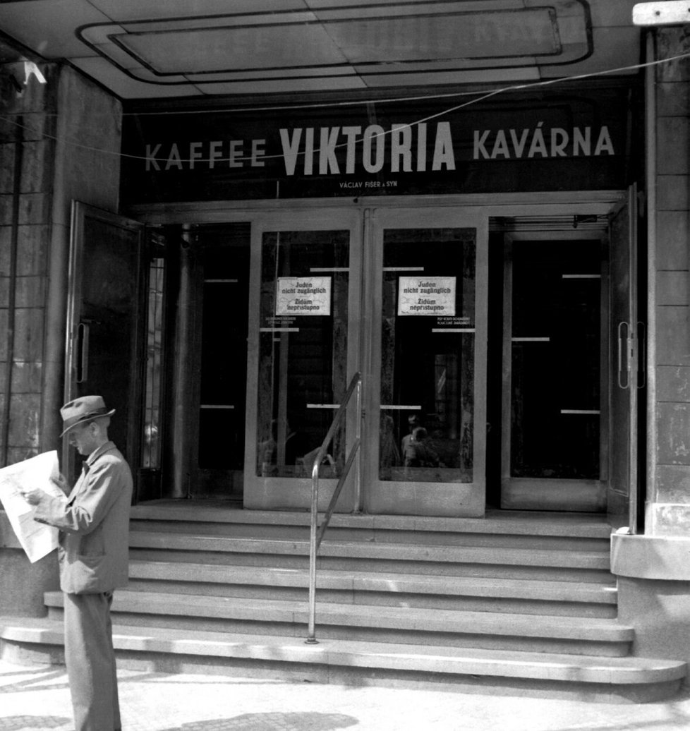 Dnešní kavárna Slavia 1. července 1941.