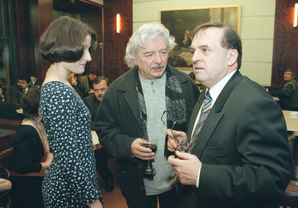 Ladislav Smoljak a Jiří Gruša při znovuotevření kavárny Slavia 17. listopadu 1997.