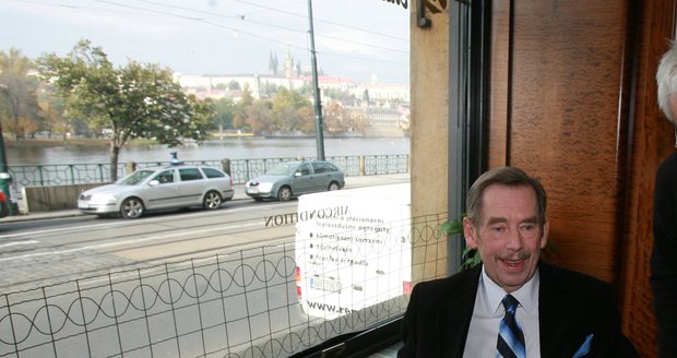 Václav Havel ve své oblíbené kavárně.