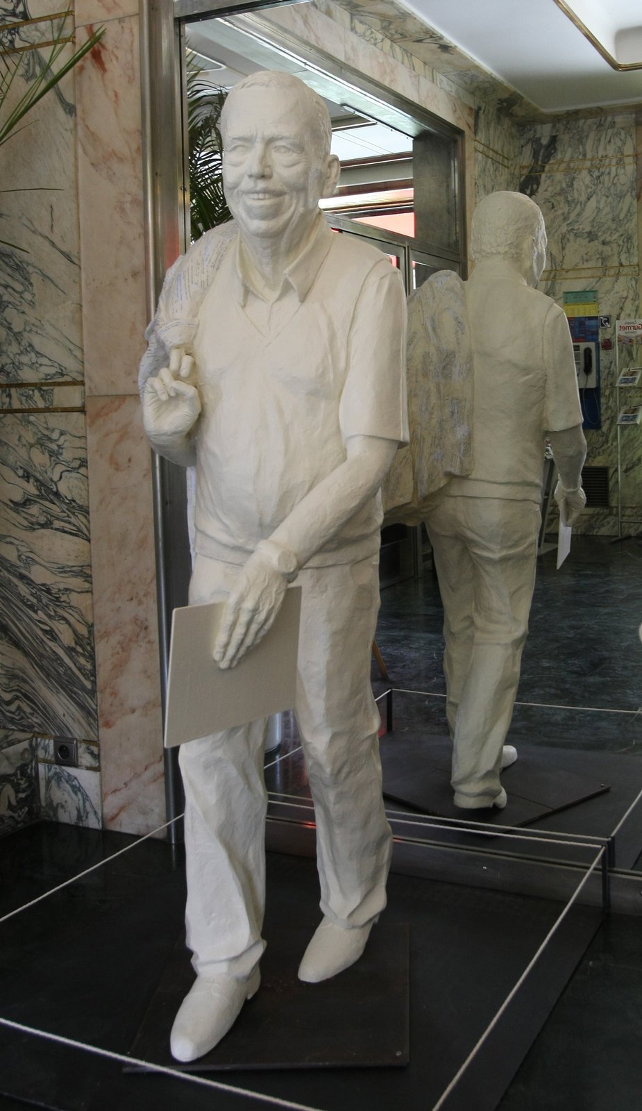 Před dvěma lety byla ve Slavii vystavena socha někdejšího velkého příznivce kavárny, Václava Havla.