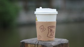 Třicet českých kaváren se zapojilo do akce Březen, měsíc bez příplatku. Zákazníkům nabízejí veganské mléko.