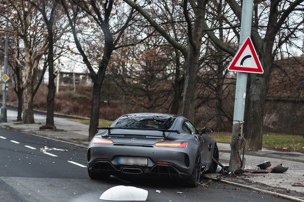 Stoper Sparty Kaya havaroval v blízkosti klubového tréninkového centra. Jeho Mercedes je na odpis.