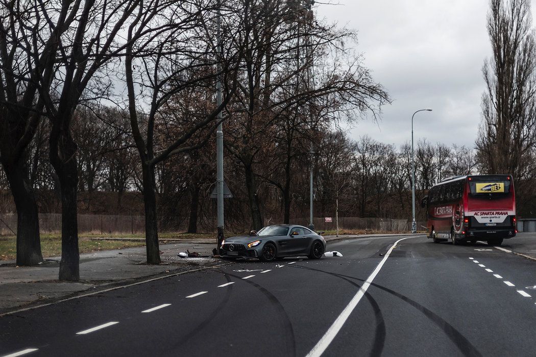 Stoper Sparty Kaya havaroval v blízkosti klubového tréninkového centra. Jeho Mercedes je na odpis.